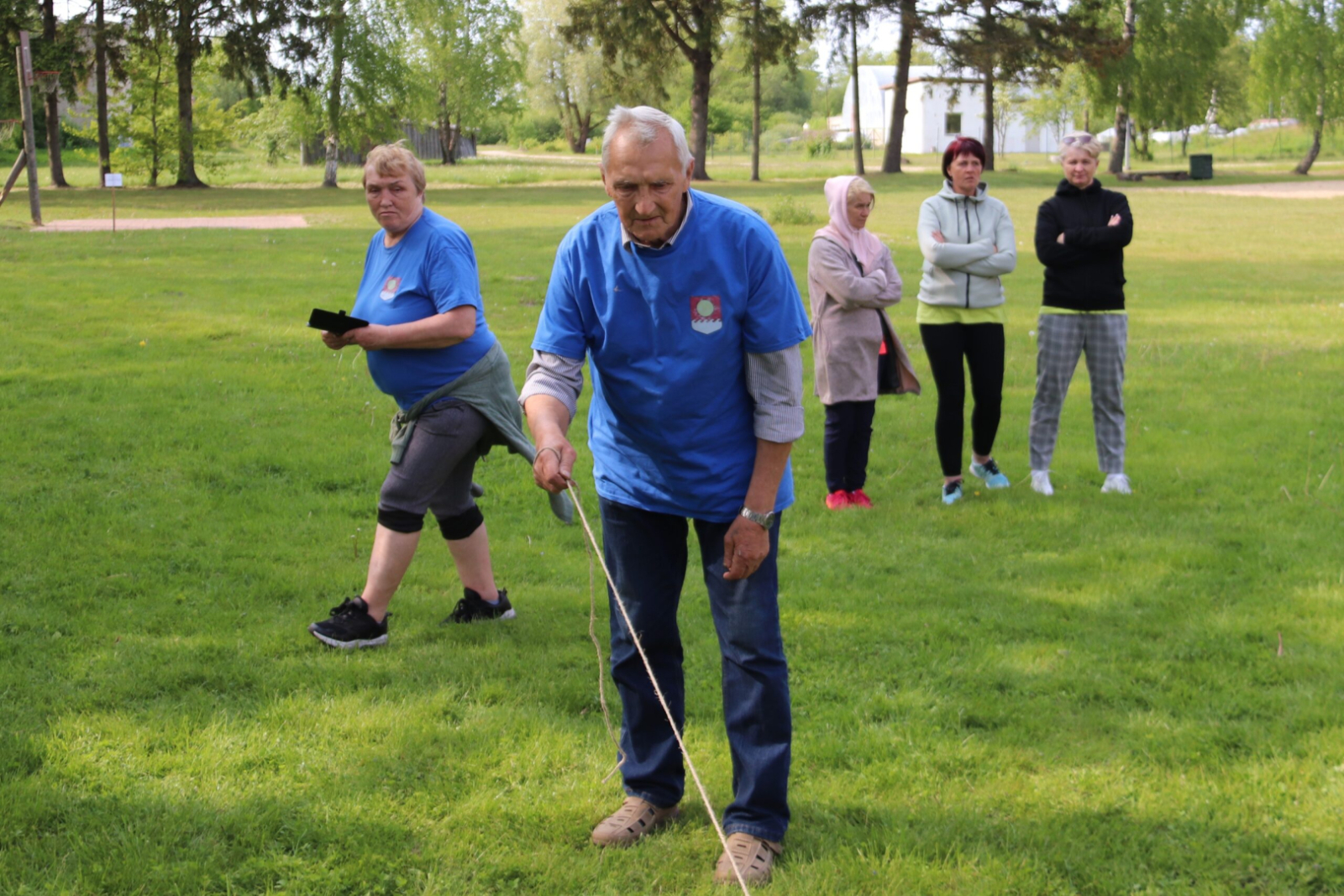 Seniors piedalās aktivitātē