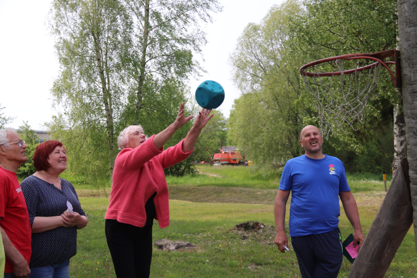 Seniori piedalās aktivitātēs