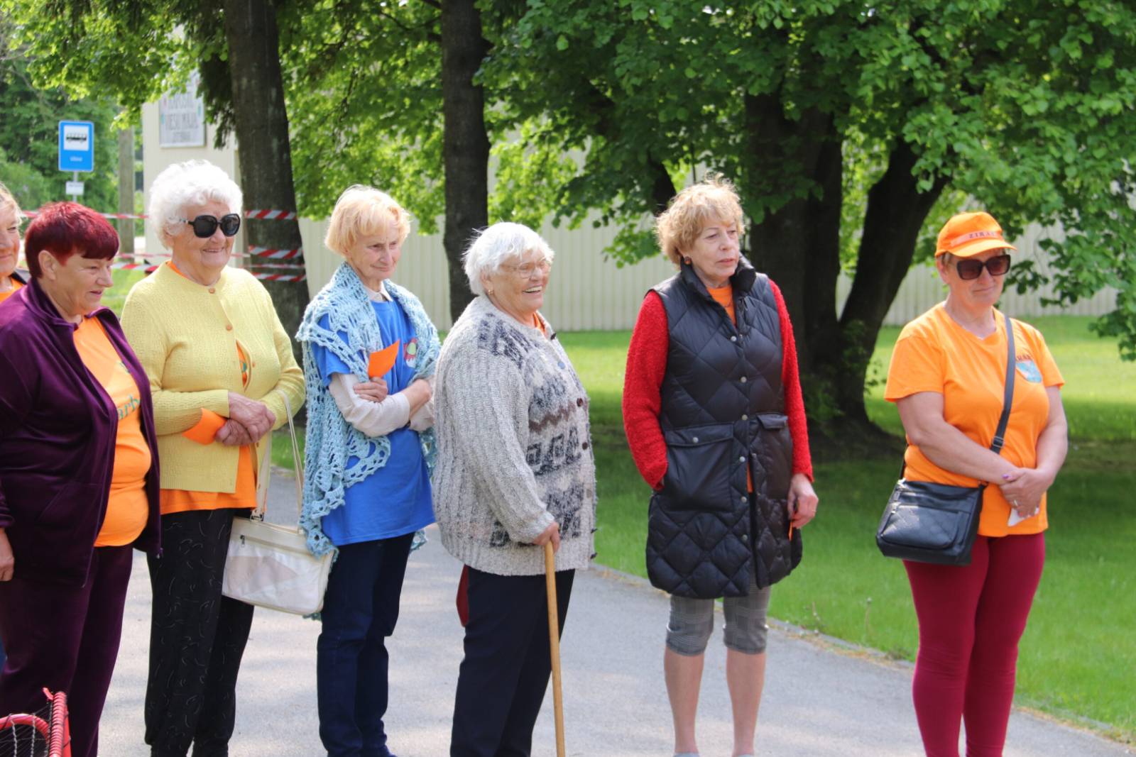 Seniori gaida rindā