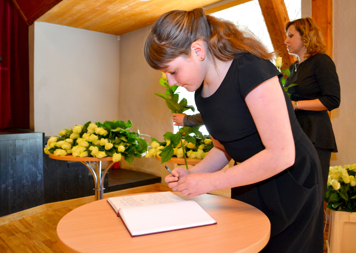 Skolēns veic ierakstu grāmatā
