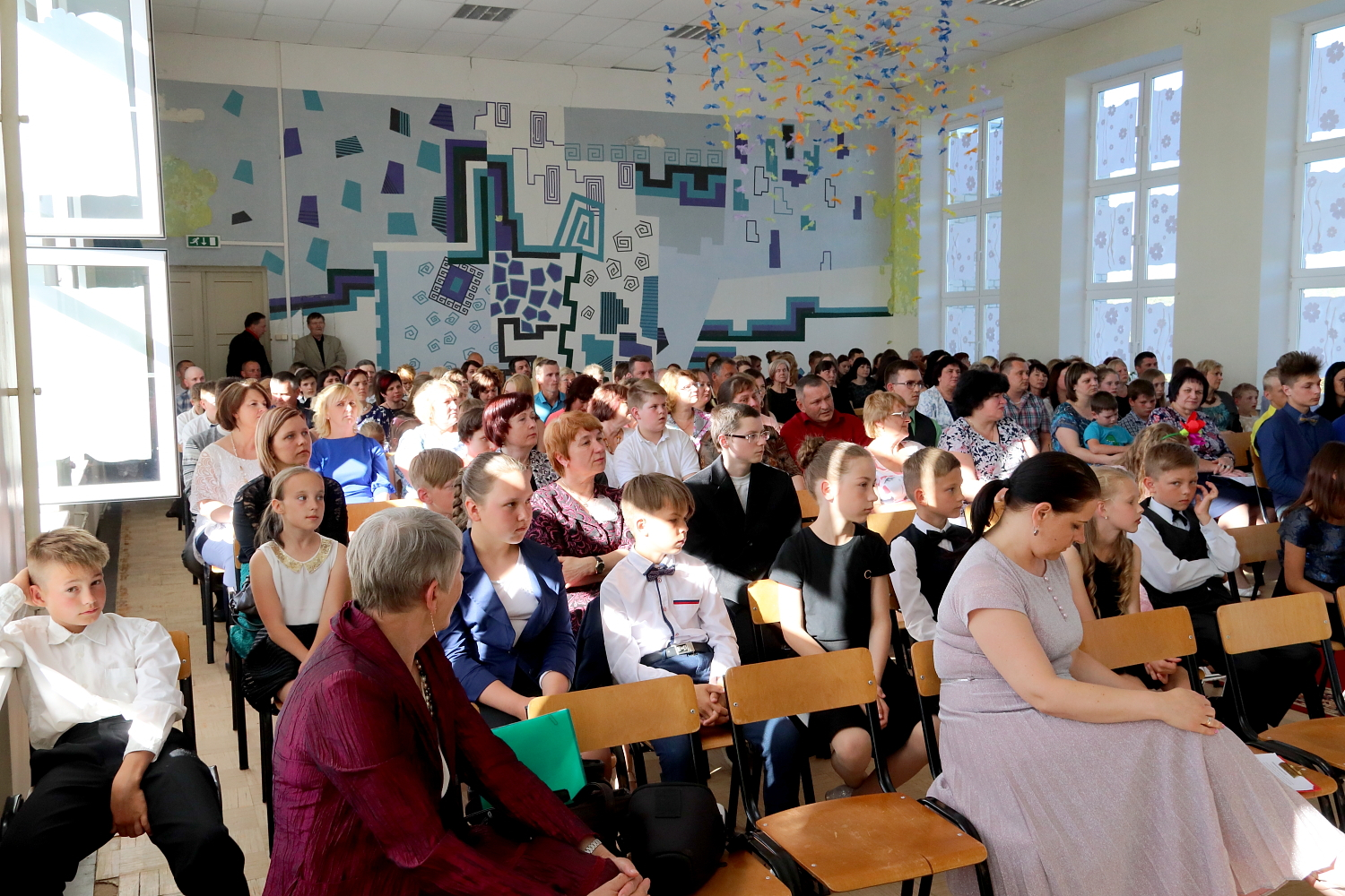 Viesi, ģimenes locekļi, skolotāji un skolēni