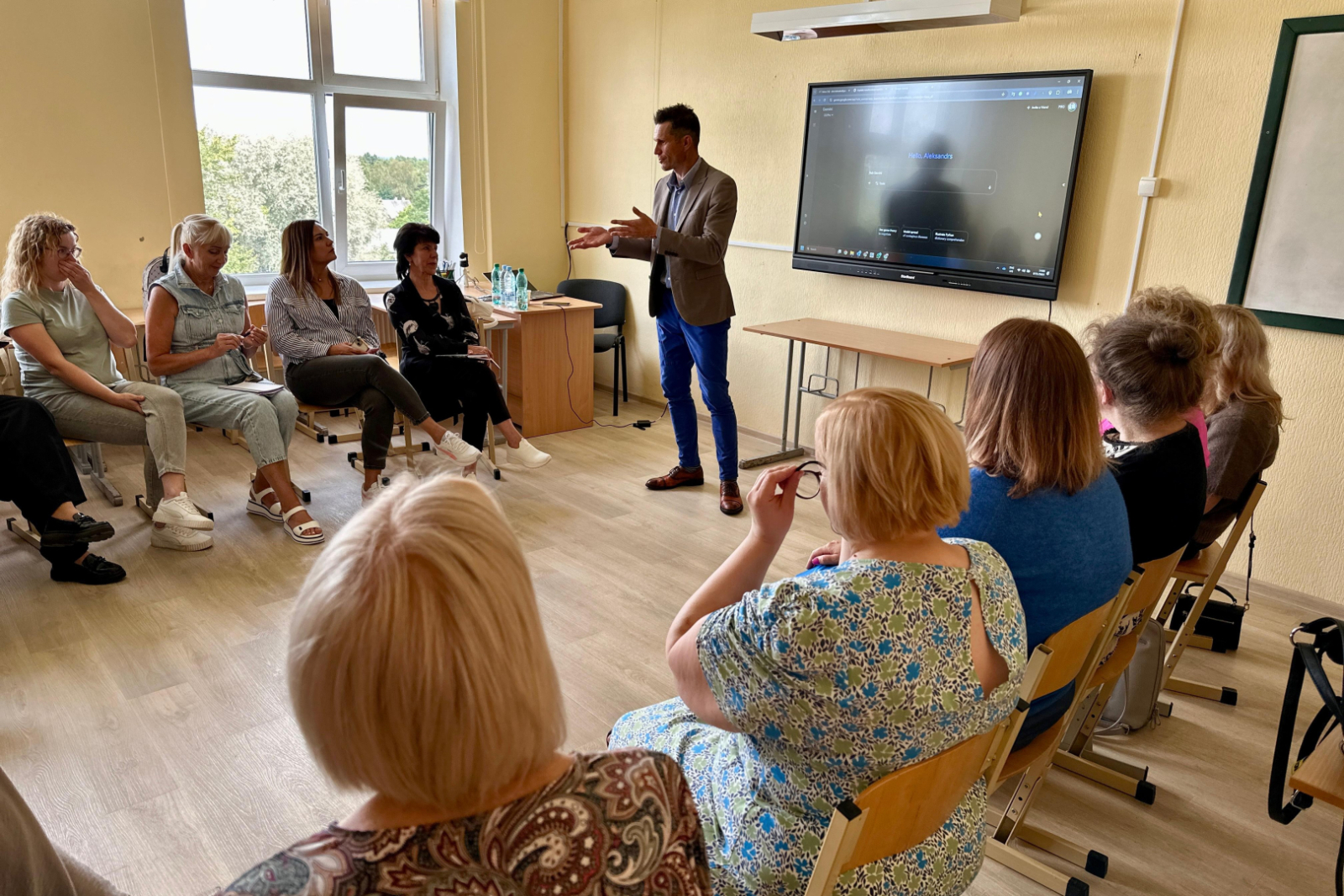 Pedagogi uzmanīgi klausās meistarklases vadītājā