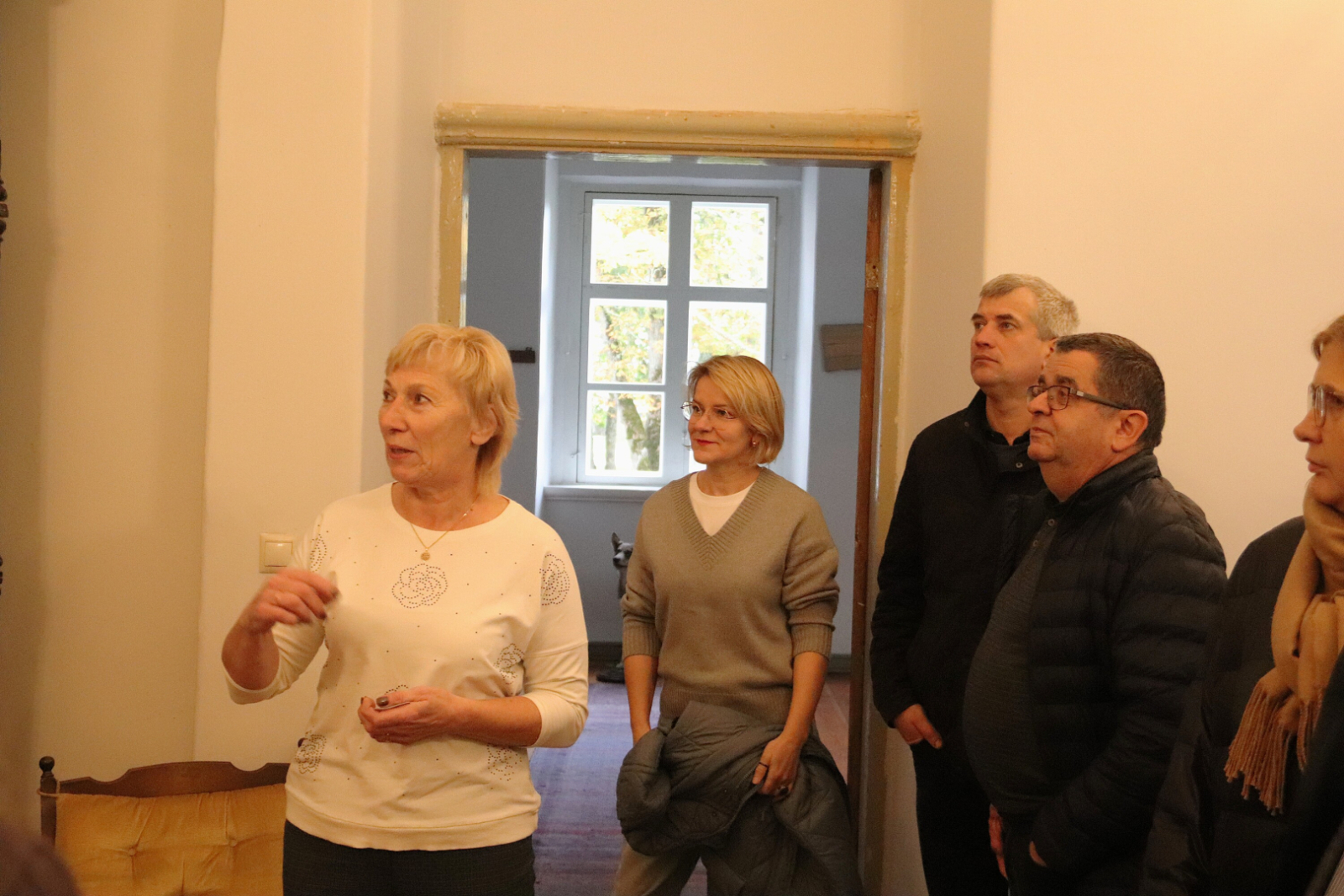 Aira Kajaka iepazīstina novada pārstāvjus ar projekta finansējuma ieguldītajiem paveiktajiem darbiem