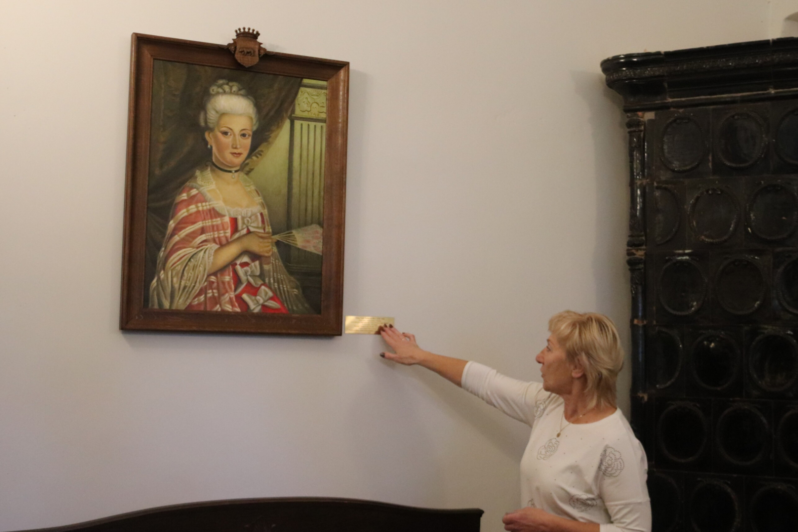 Proti, dekoratīvā ozolkoka rāmī ietērpta ancenieces Jeļenas Ļebedevas-Dvoreckas glezna. “Luīze Šarlote fon Bēra”. 
