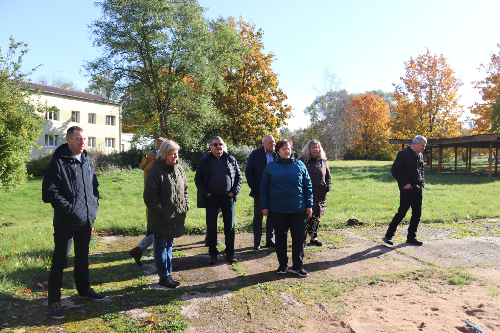 Ugālē dzīvokļu biedrības “Īves” pārstāve Ilga Rasa pastāstīja par projektu “Lai aizraujoša bērnība” 