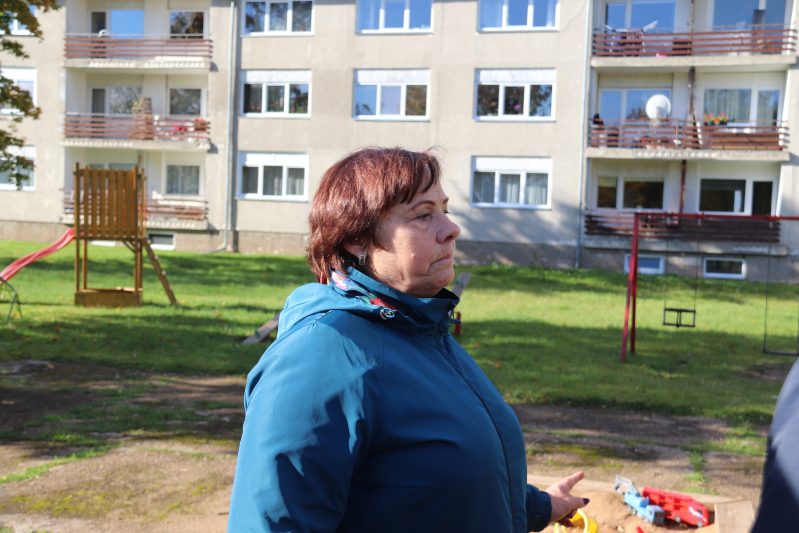 Ugālē dzīvokļu biedrības “Īves” pārstāve Ilga Rasa pastāstīja par projektu “Lai aizraujoša bērnība” 