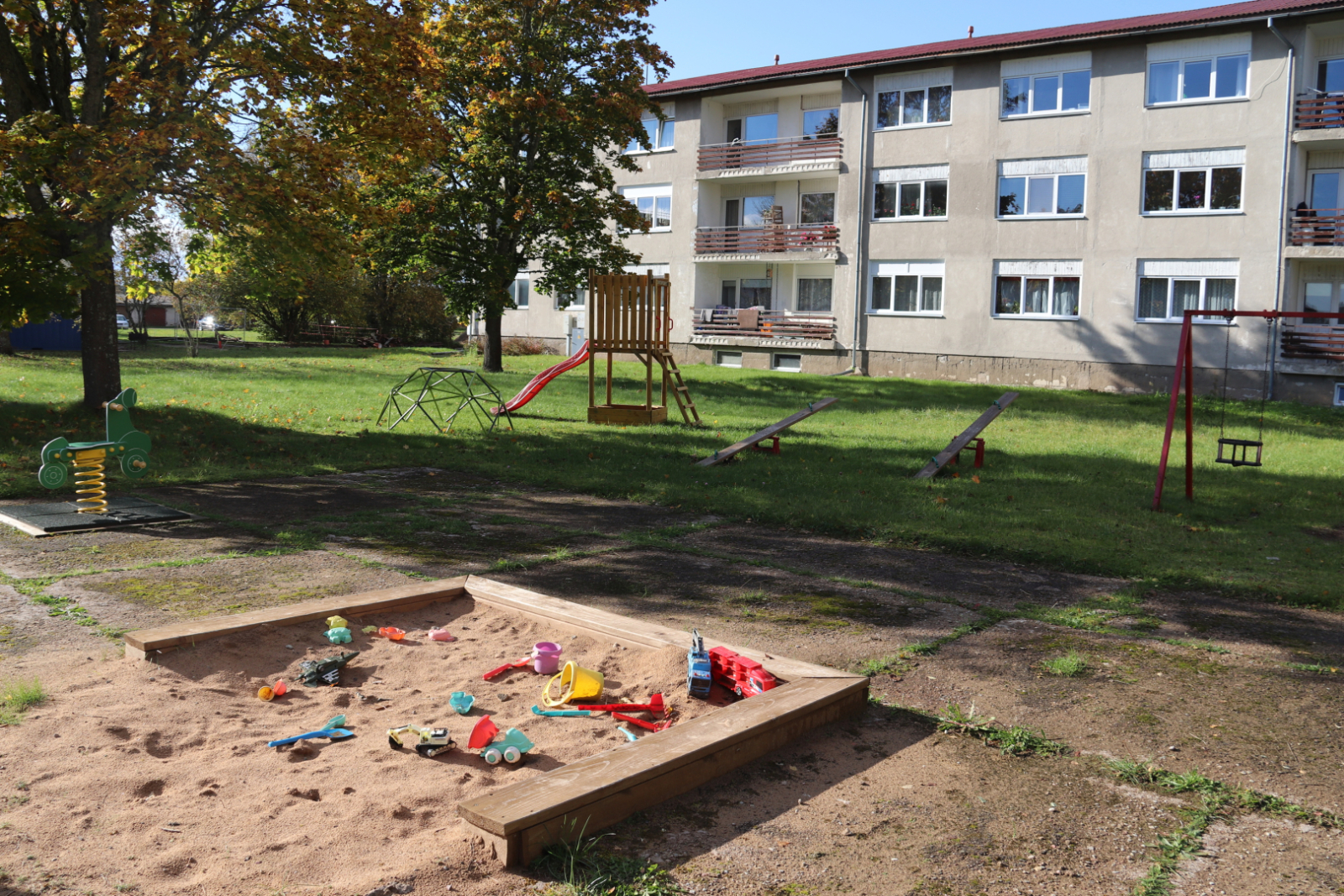Pie Ugāles daudzstāvu mājas ir iekārtots bērnu laukums