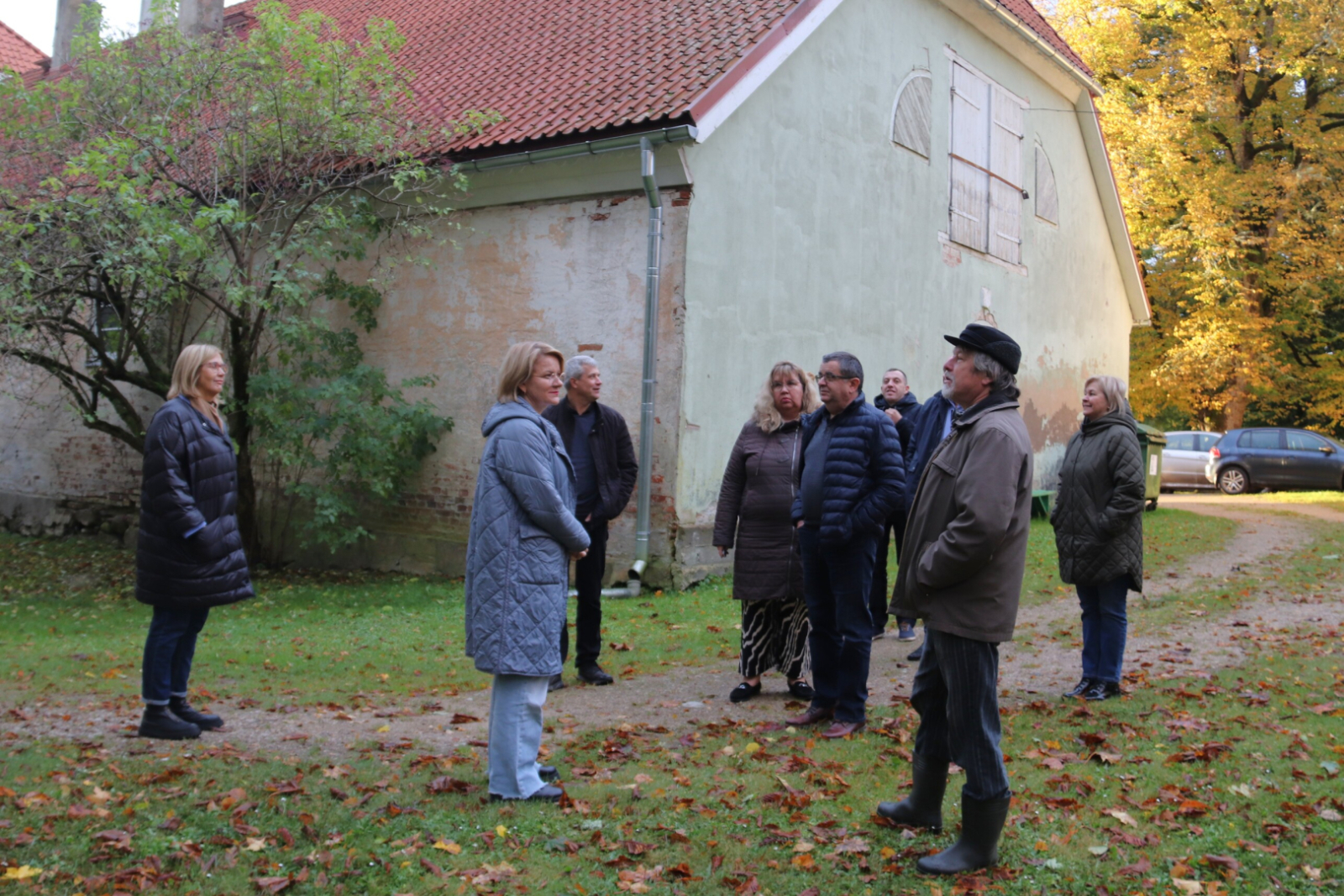 Imants pašvaldības pārstāvjiem stāsta par muižas parka celiņu