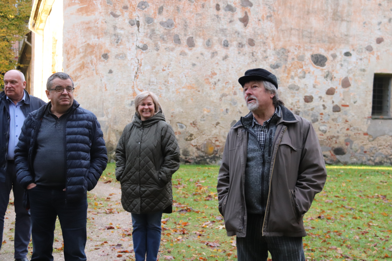 Imants pašvaldības pārstāvjiem stāsta par muižas parka celiņu