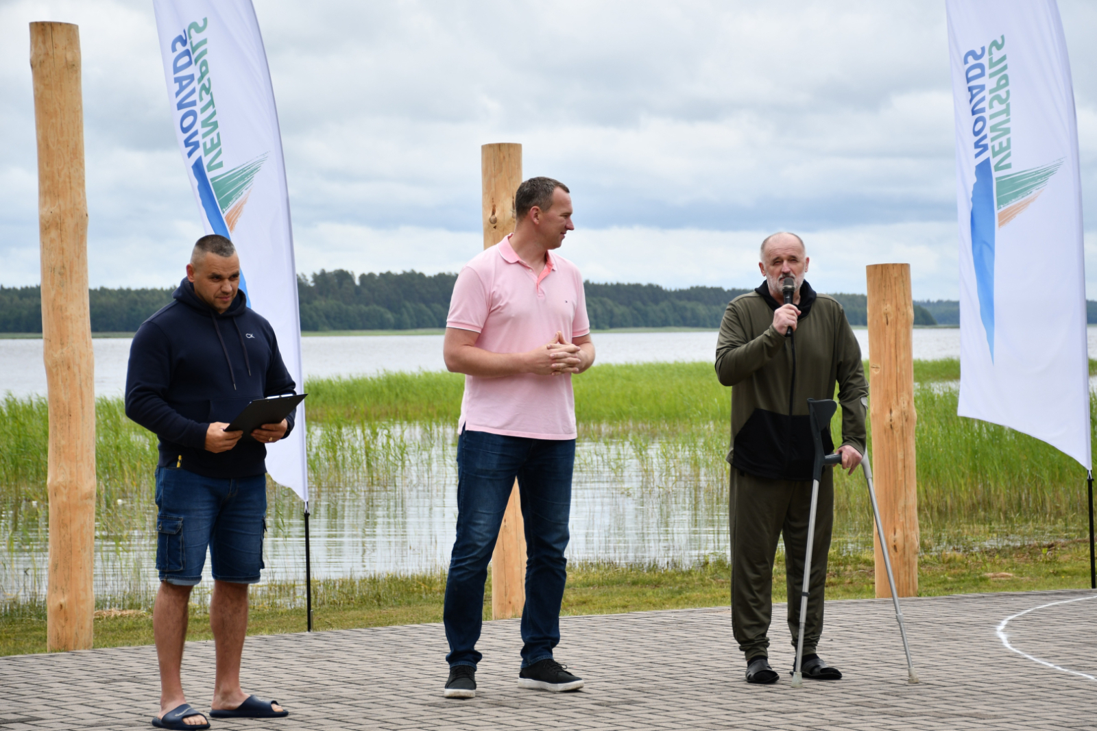 Pasākuma organizatori sniedz uzrunu