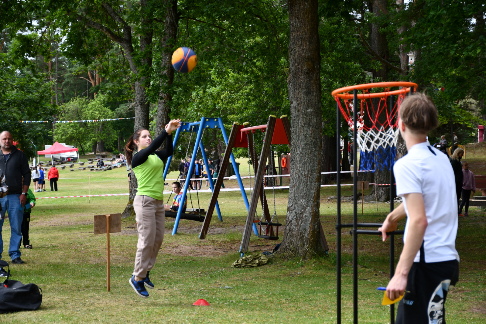 Meitene pārbauda spēkus basketbolā
