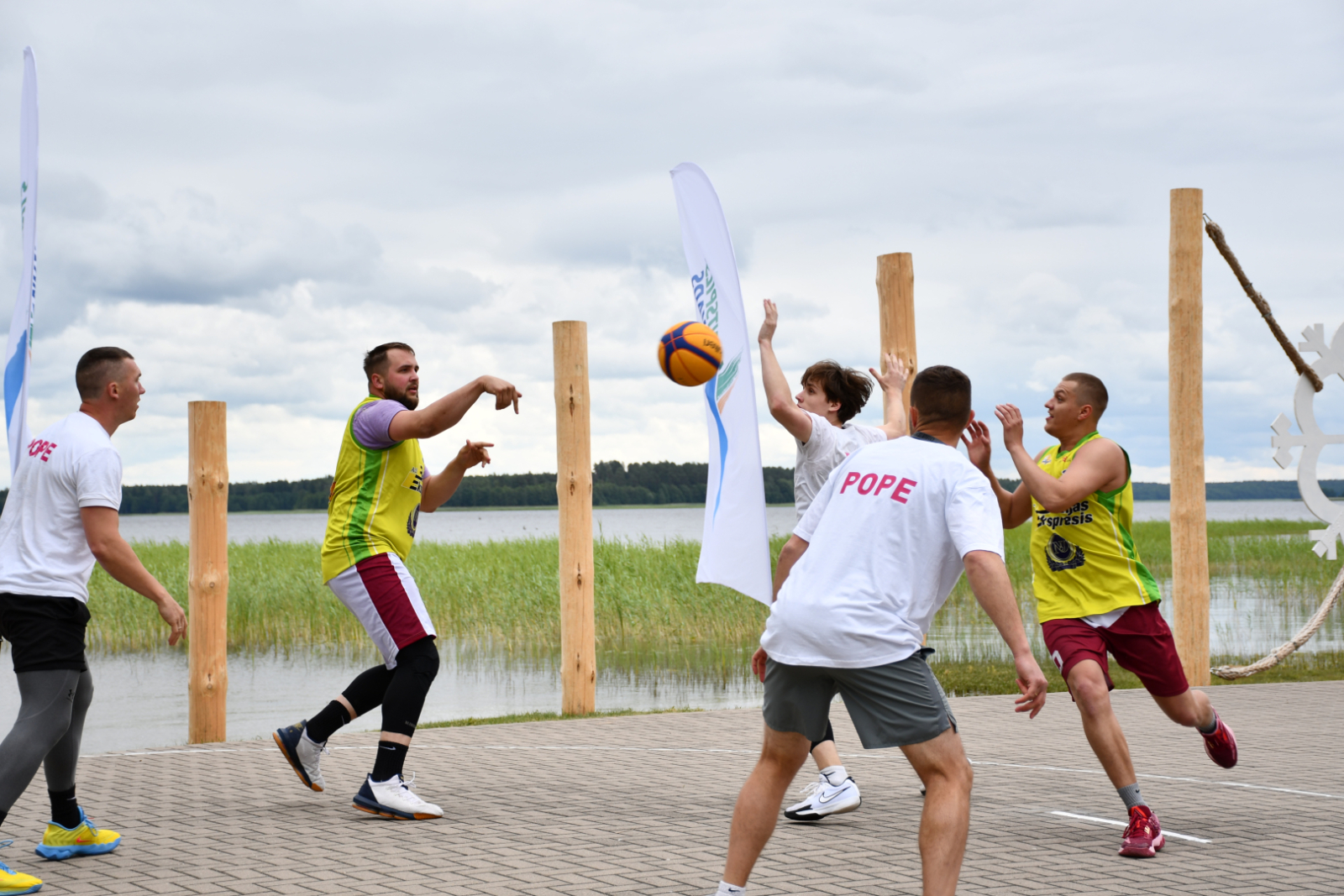 Puiši spēlē basketbolu