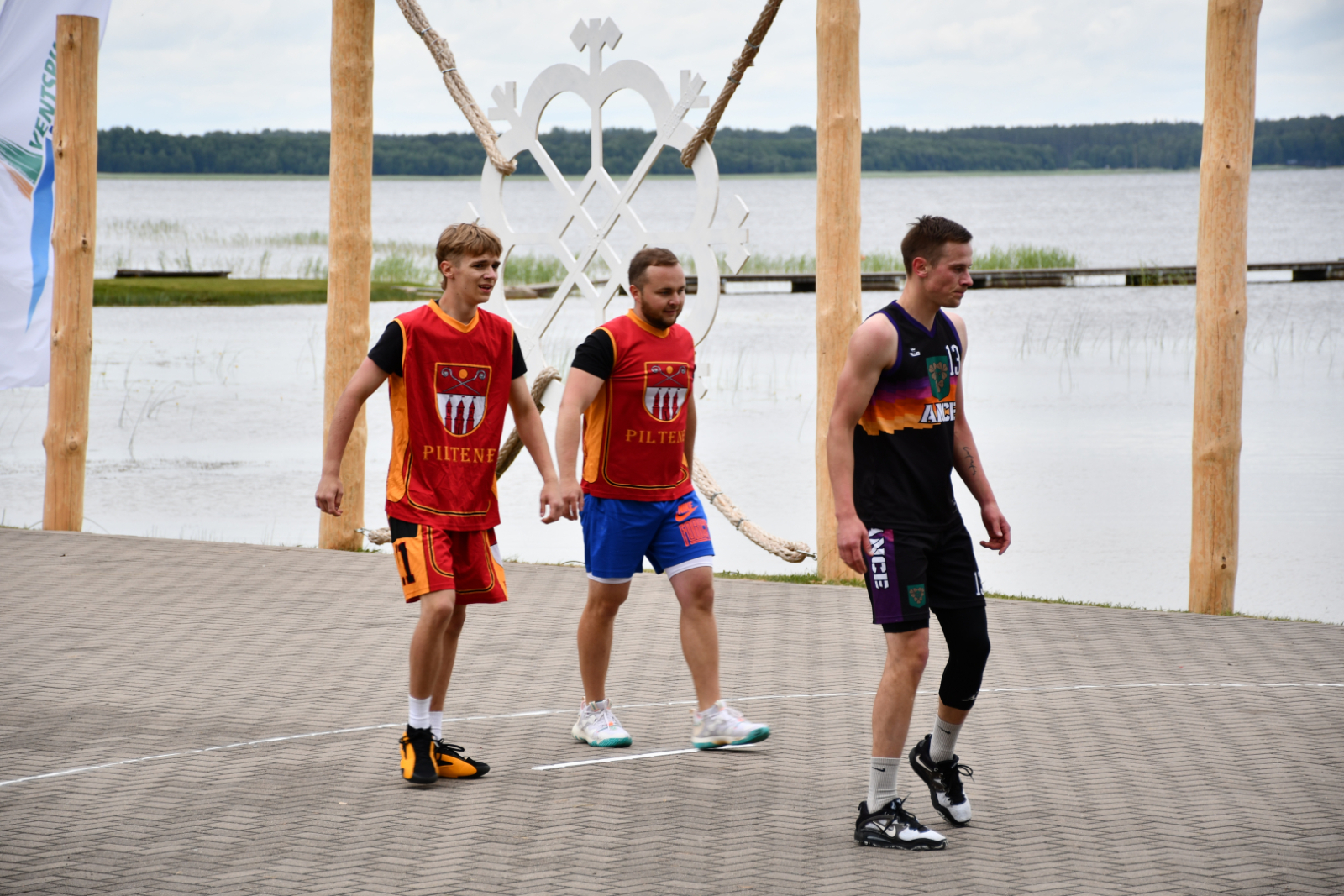 Atpūta puišiem basketbola laikā
