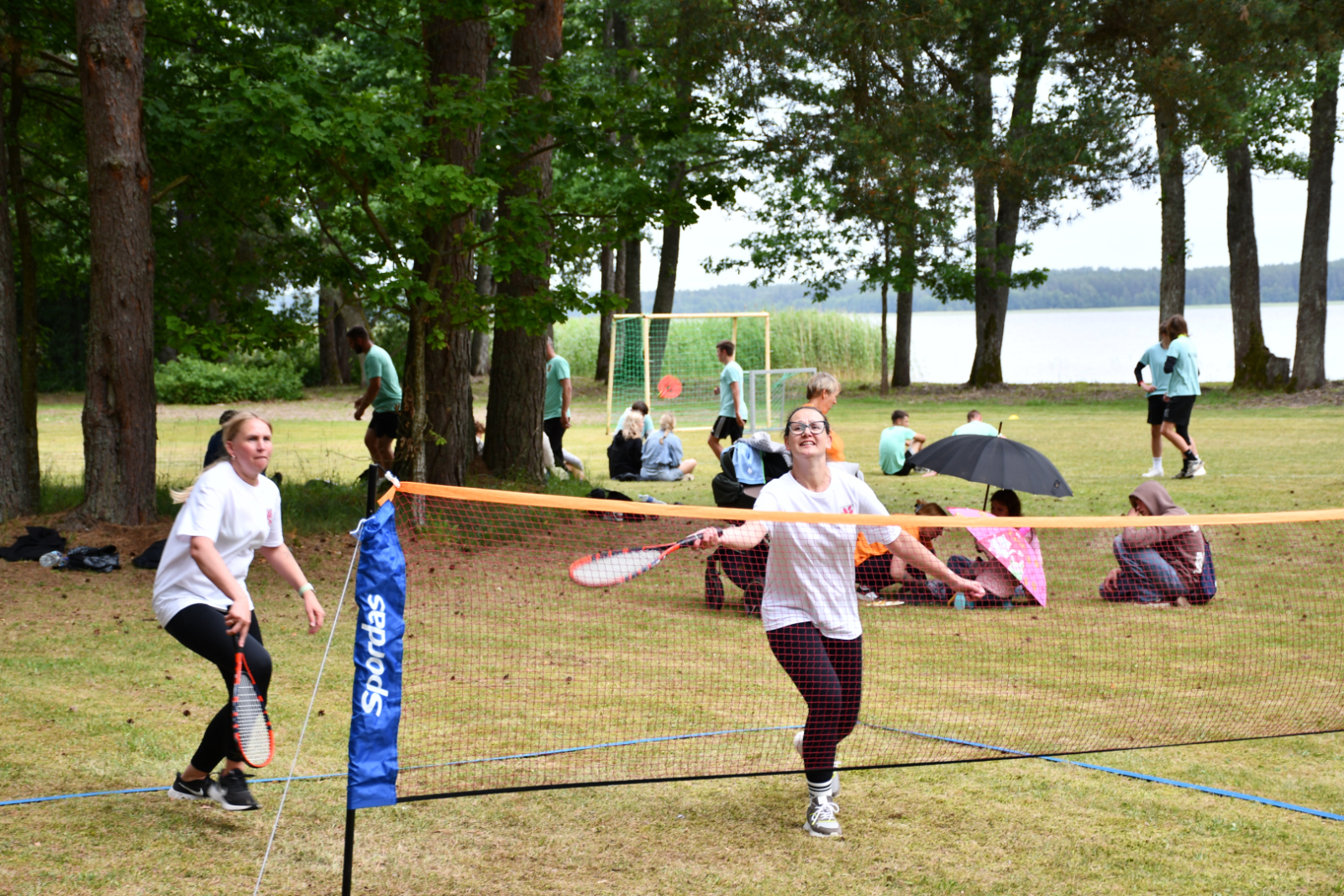 Dāmas badmintonā iekarsušas