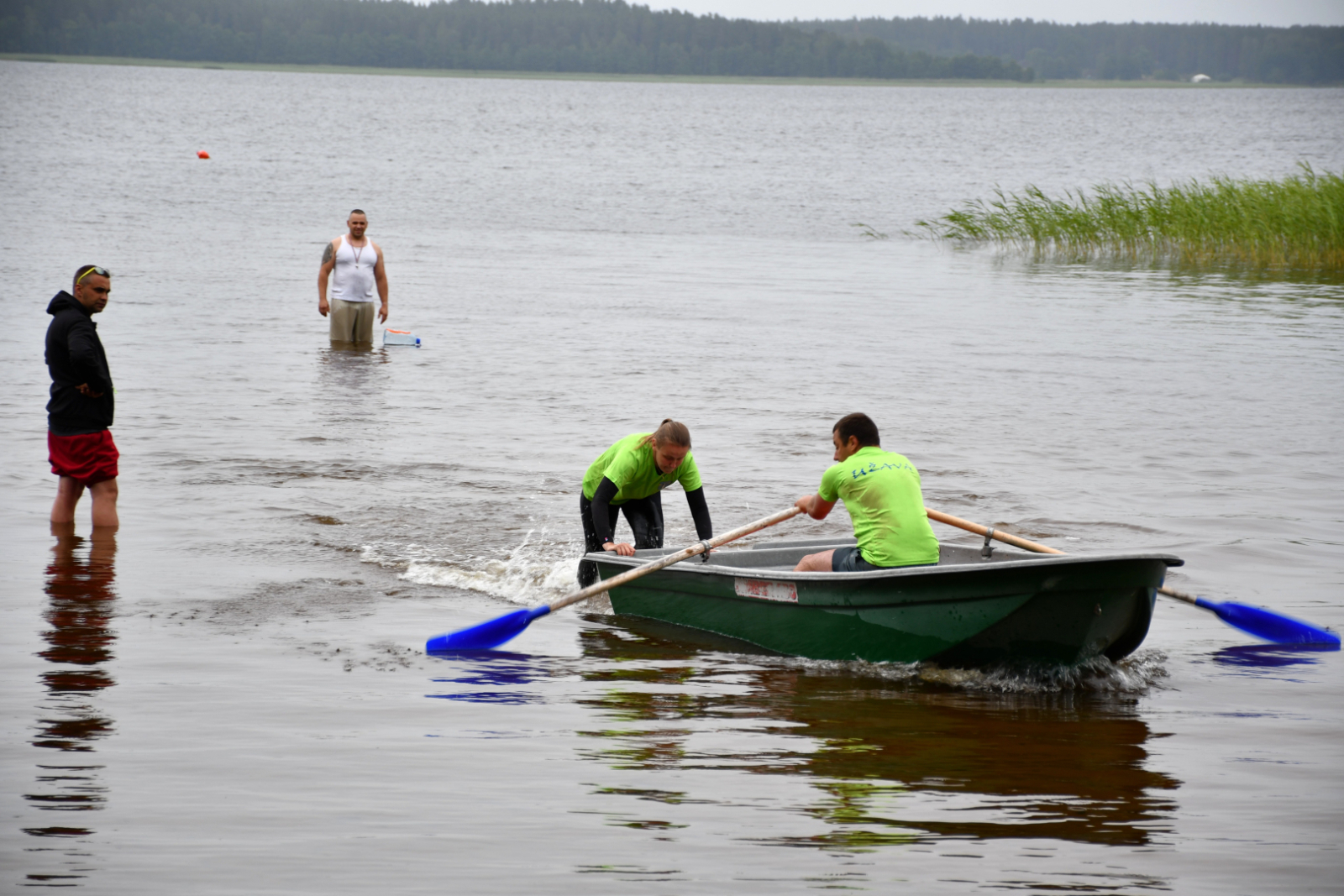 Lielās stafetes ietvaros komanda laivo
