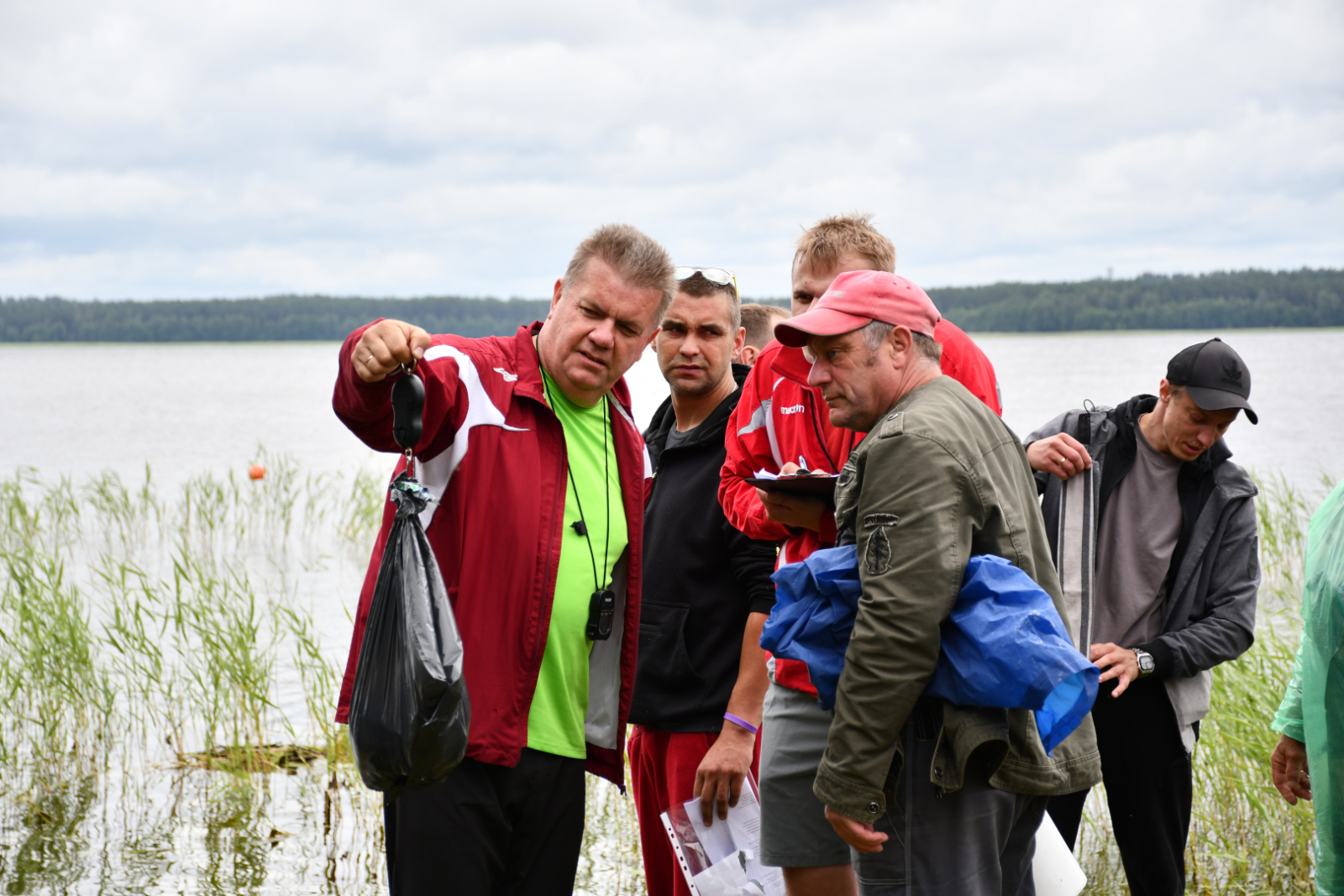 Tiek svērtas noķertās zivis