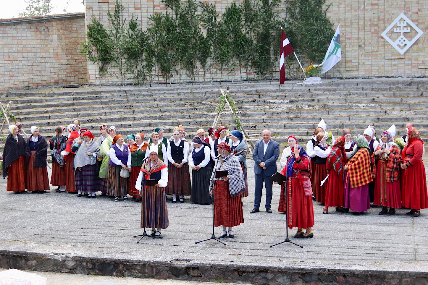 Svētku dalībnieki estrādē