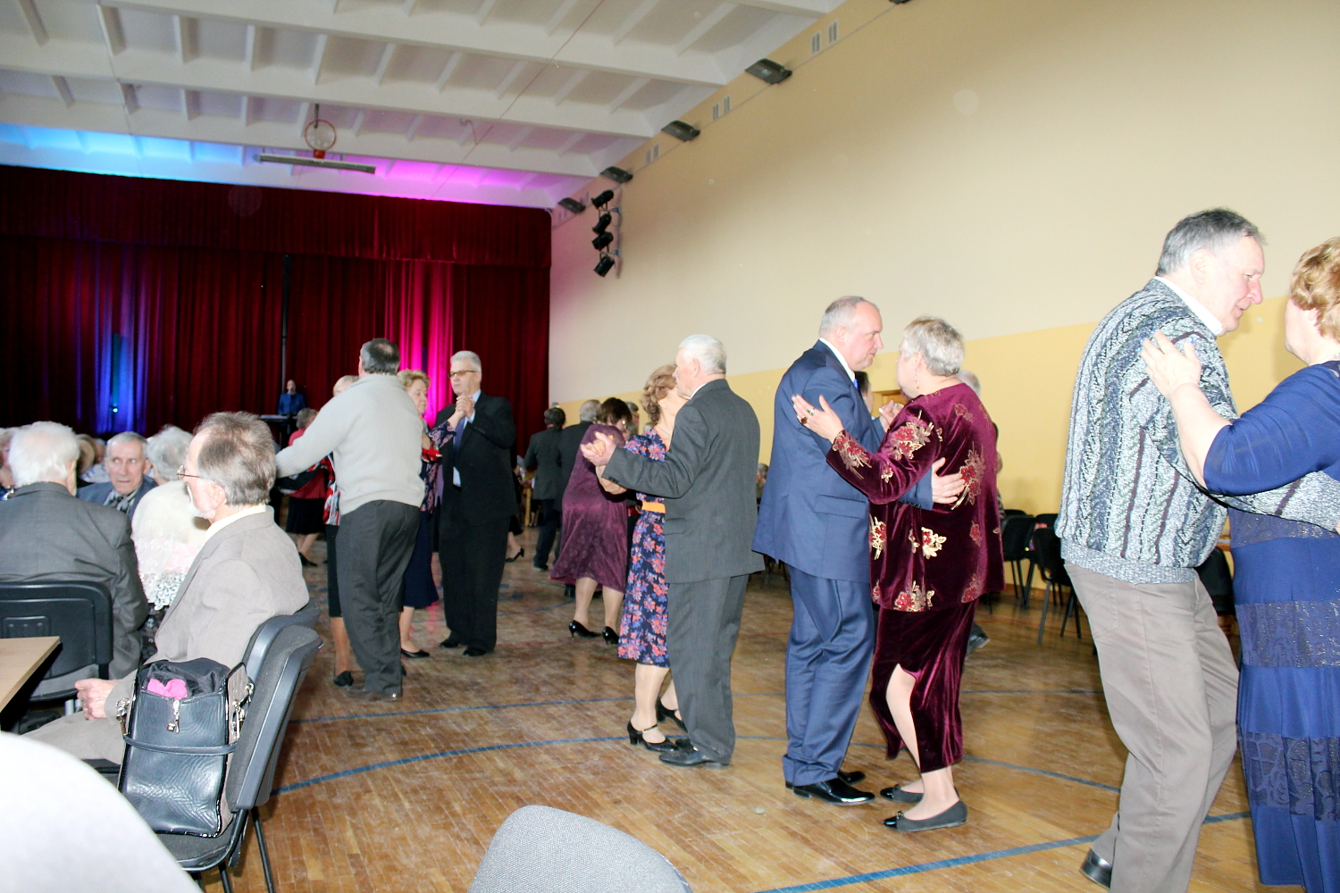 Dejo seniori zālē