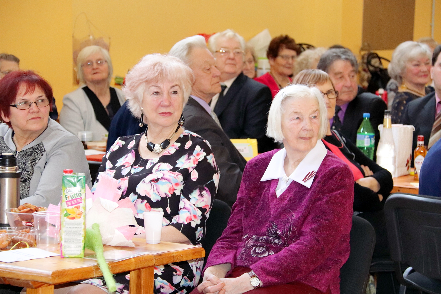 Seniori pie galdiņiem