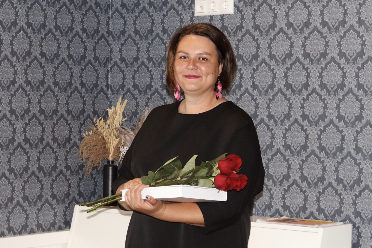 Kultūras darbiniece ar ziediem