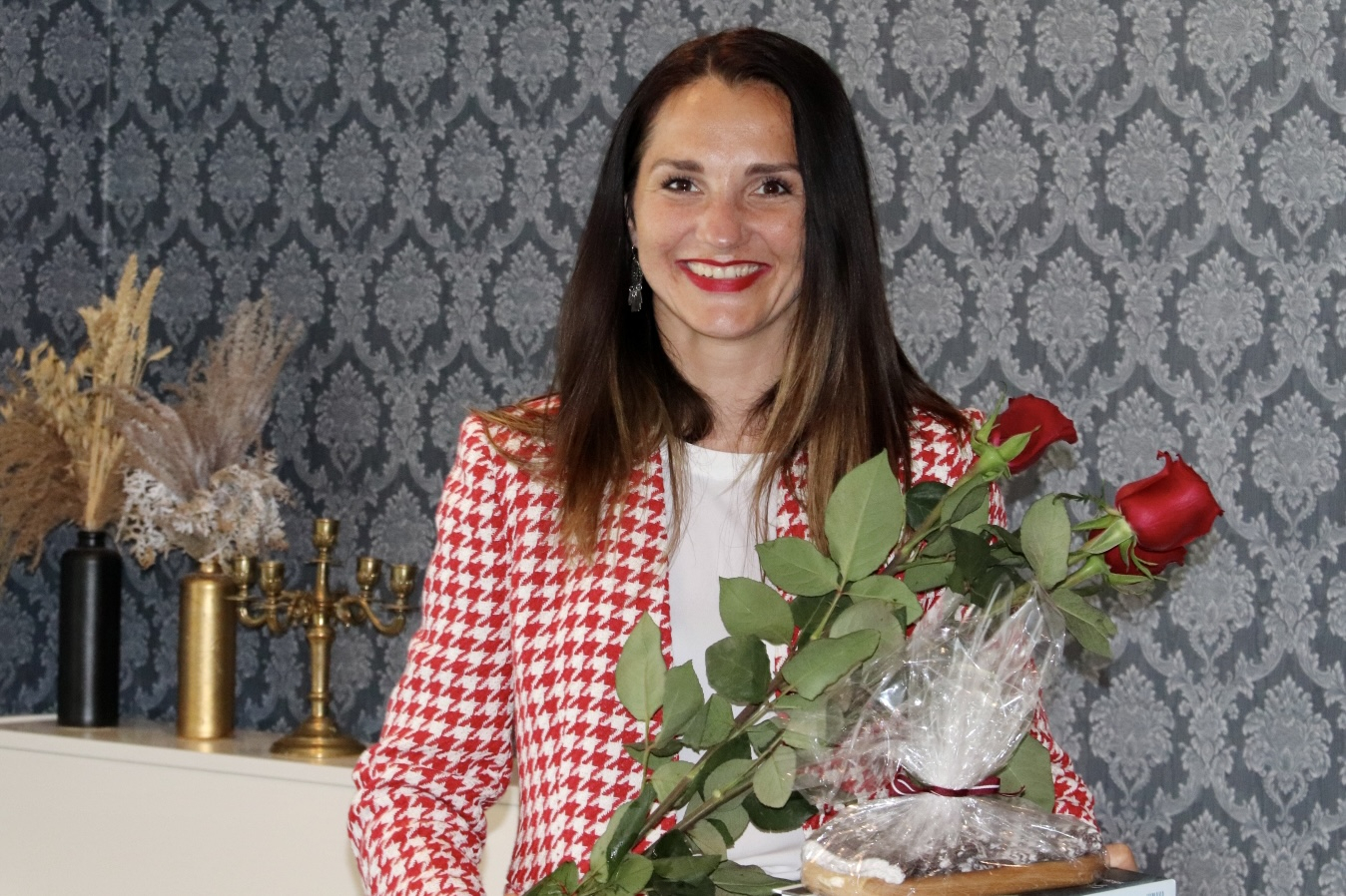 Kolektīva vadītāja ar ziediem
