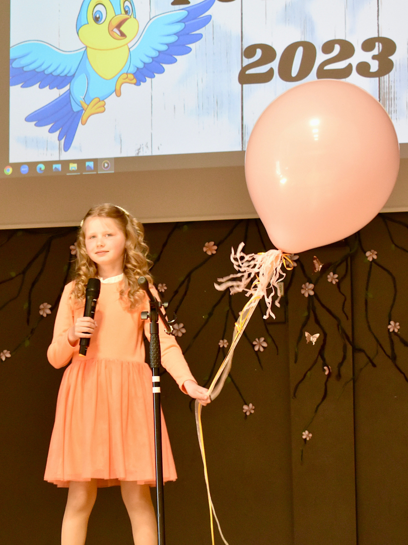 Dzied soliste ar balonu