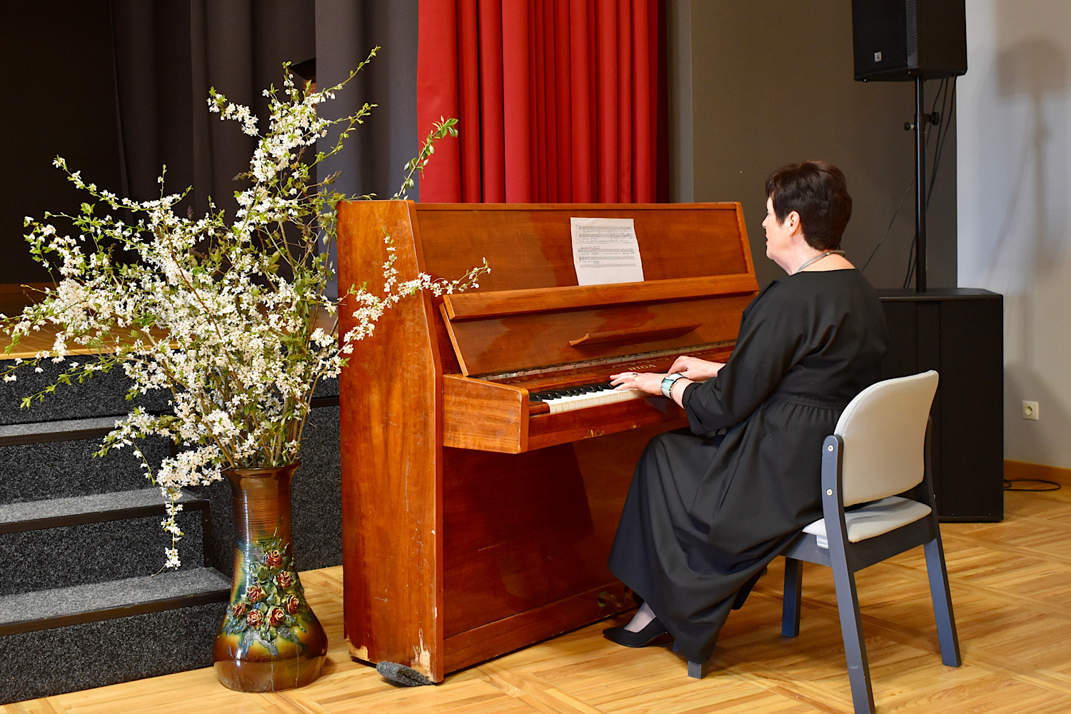 Skolotāja spēlē klavieres