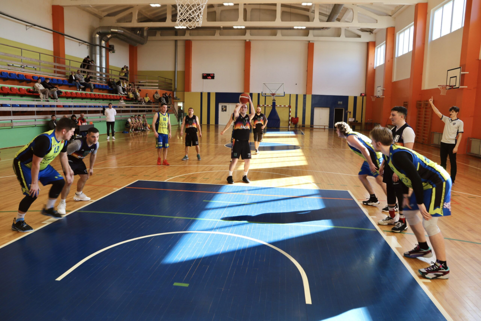 Spēlē basketbolu