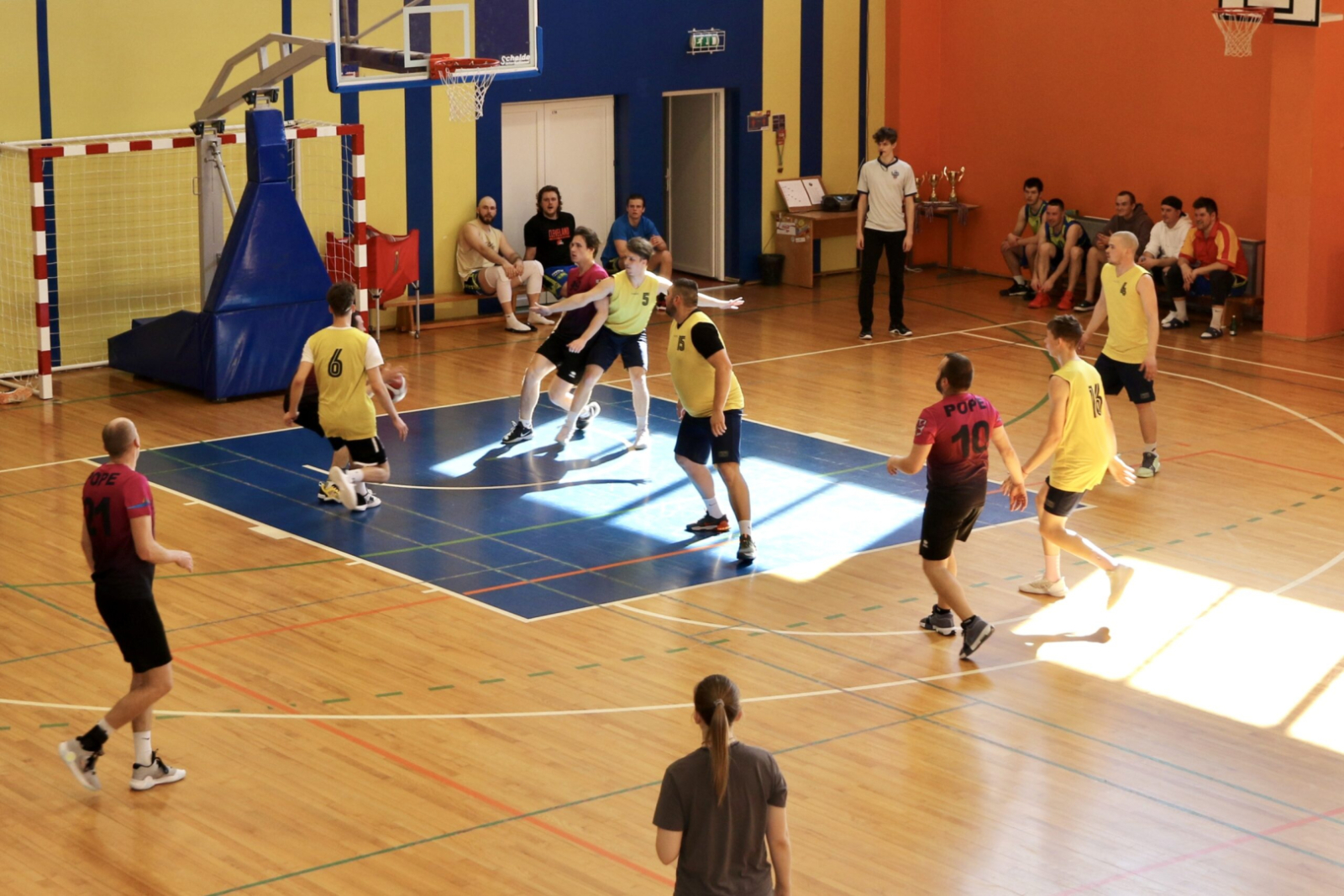 Spēlē basketbolu