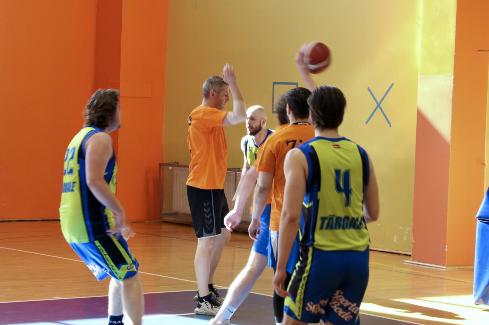 Spēlē basketbolu