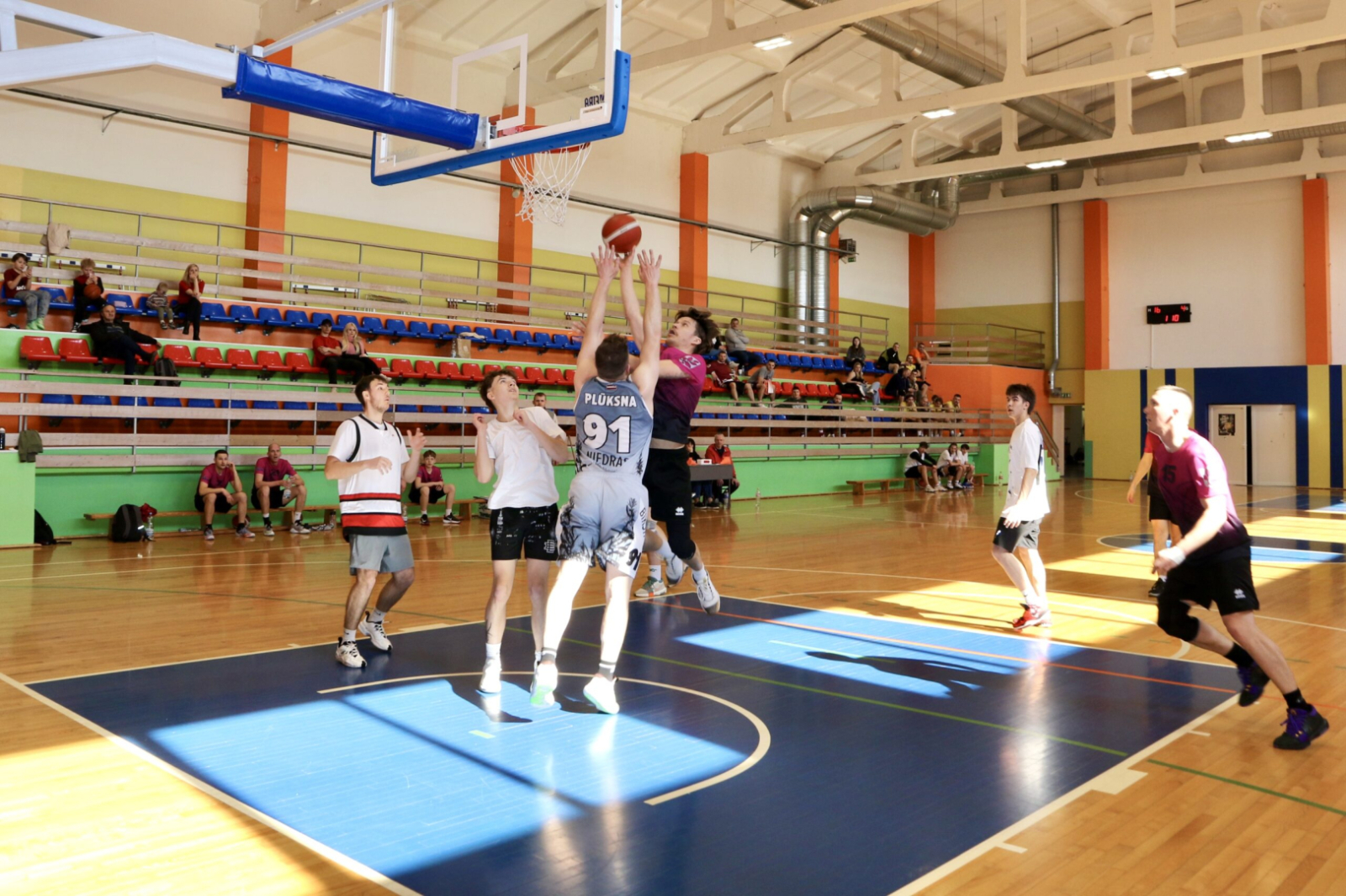Spēlē basketbolu