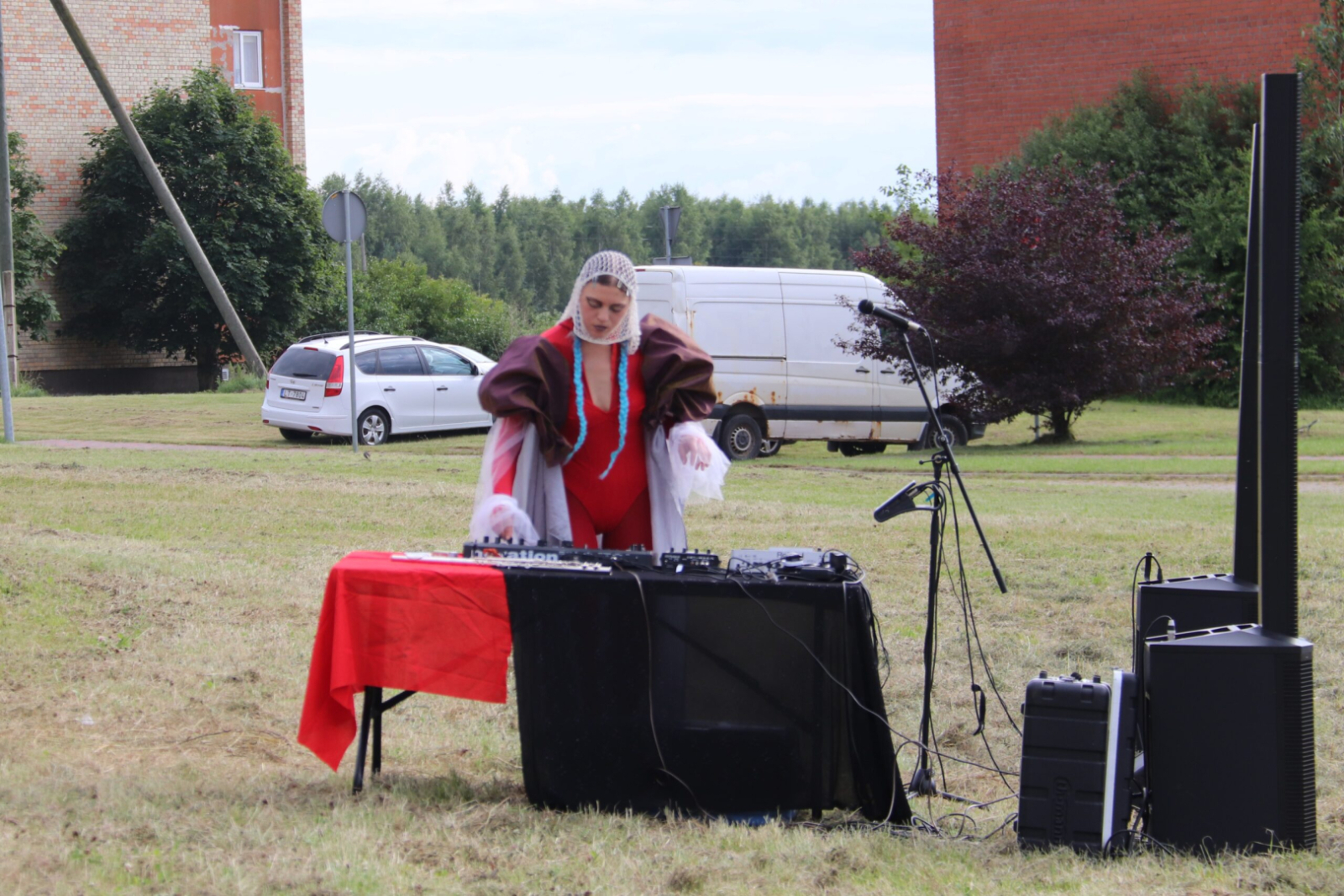 Uzaicinātā māksliniece pie DJ pults