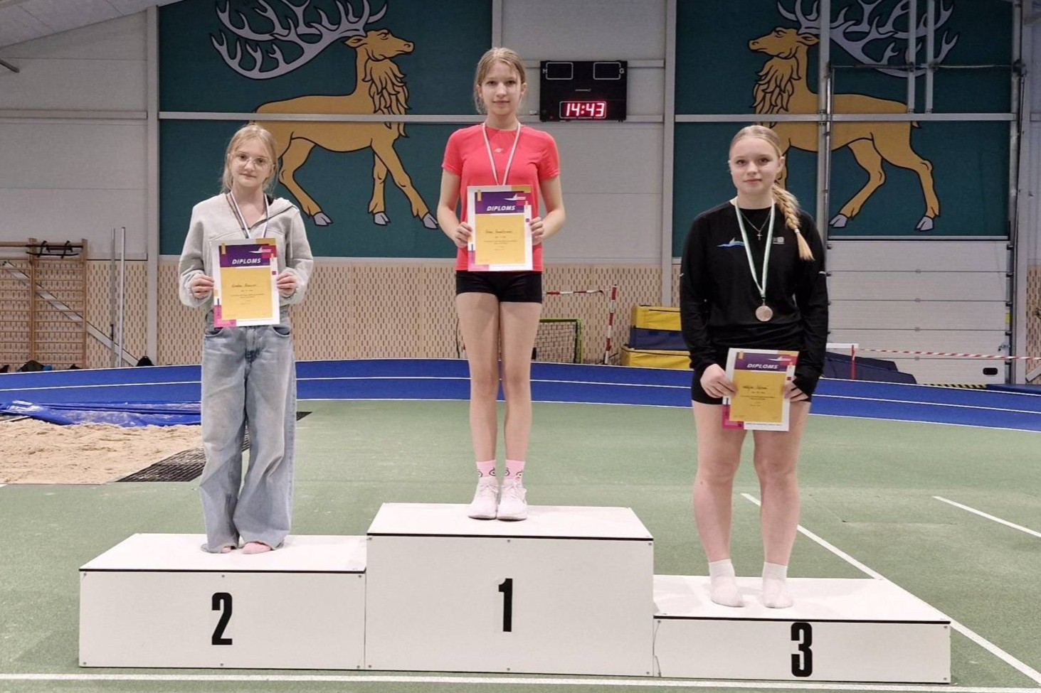 Tāllēkšanas U14 meiteņu pjedestāls