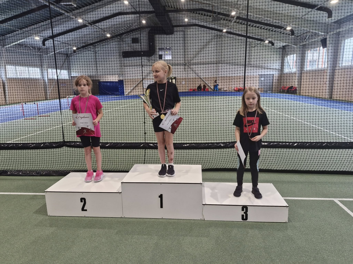 U10 meitenes uz pjedestāļa