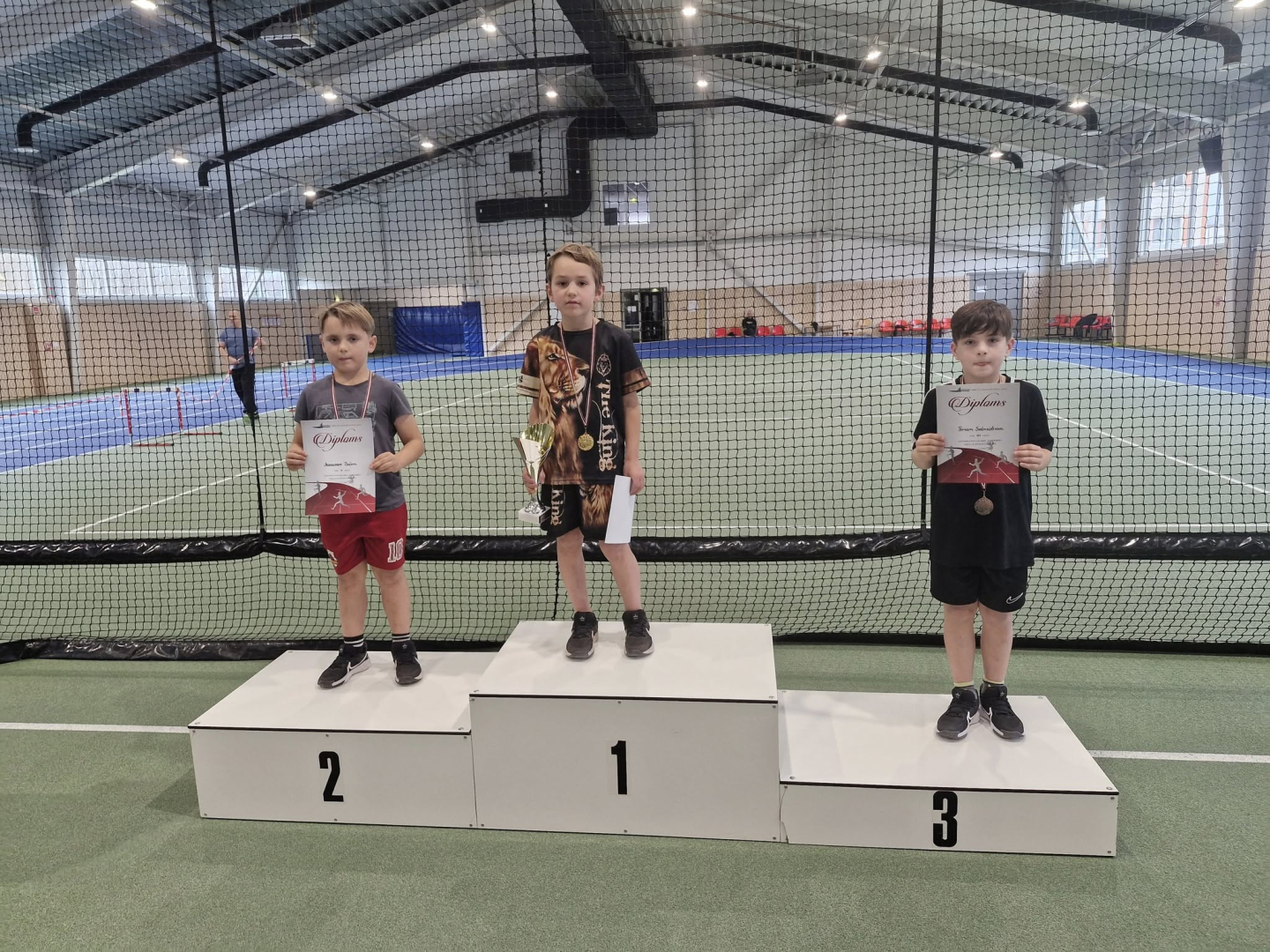 u10 zēni uz pjedestāļa