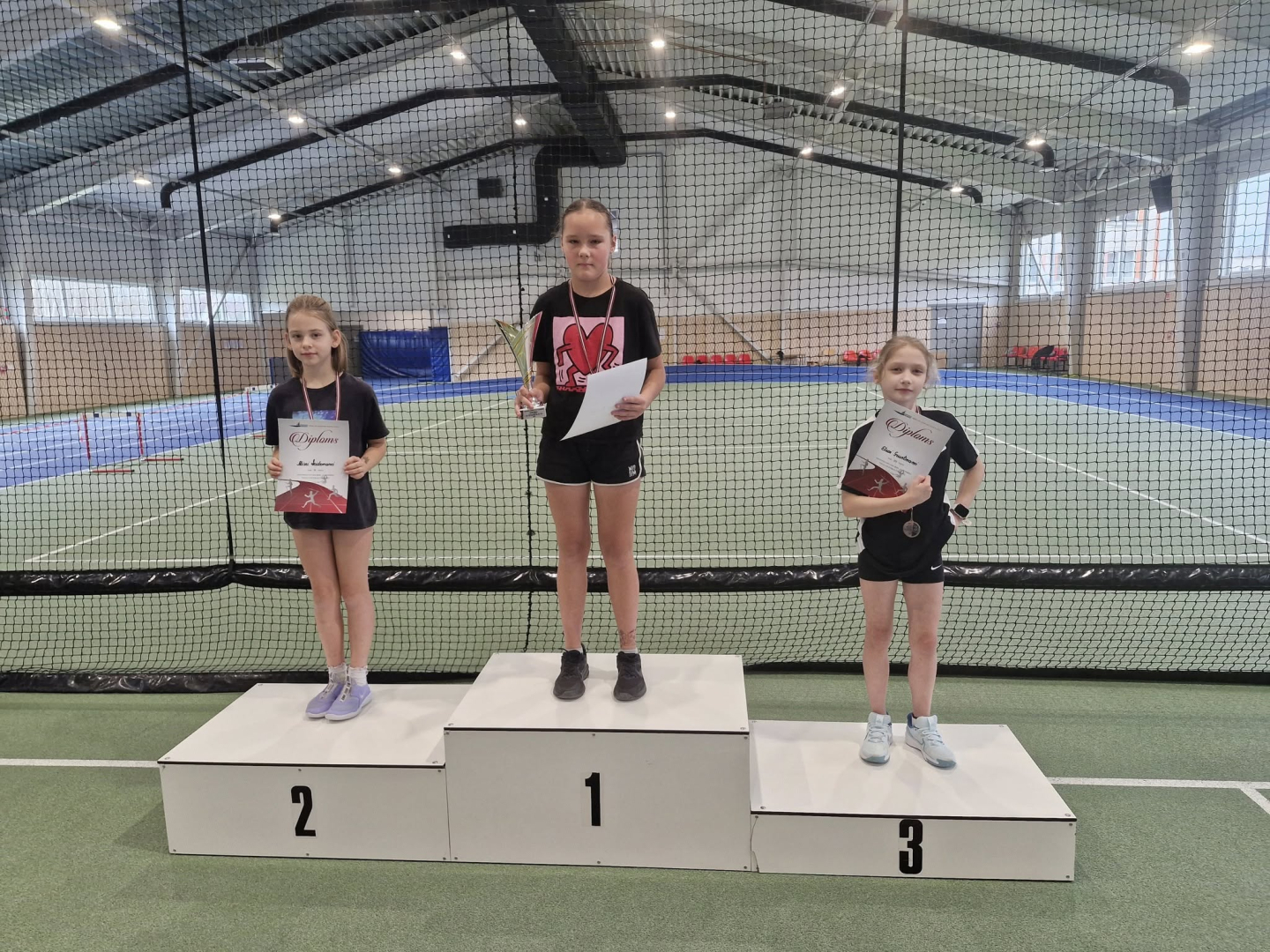 U12 meitenes uz pjedestāļa