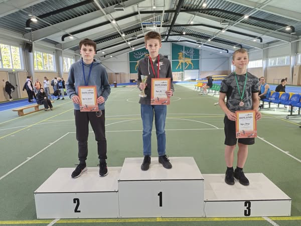 Jaunie sportisti uz pjedestāla 