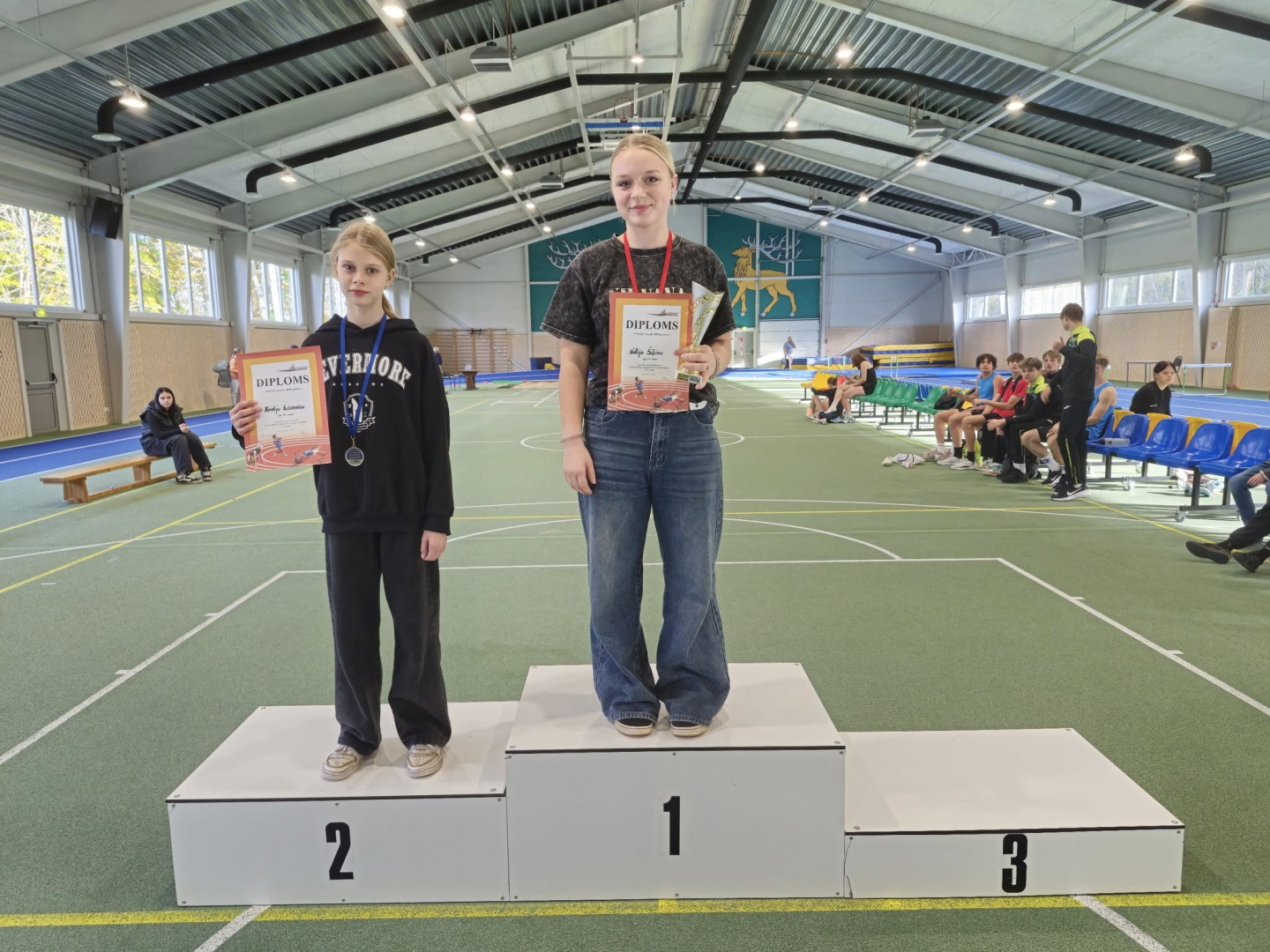 Jaunie sportisti uz pjedestāla 