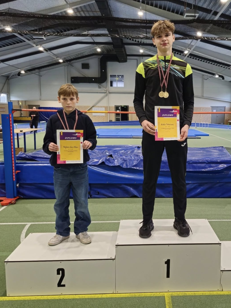 U16 augstlēkšanas zēnu pjedestāls