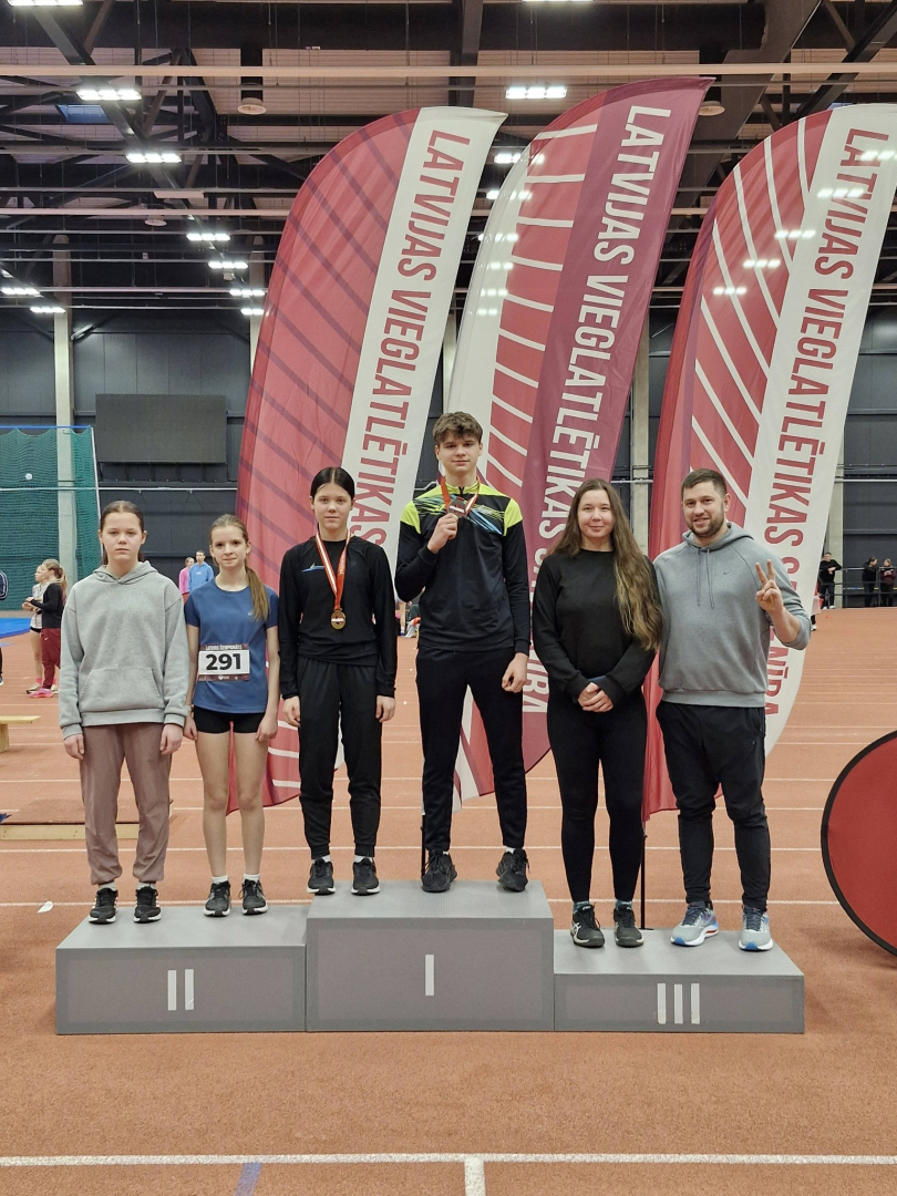 Jaunie sportisti uz pjedestāla