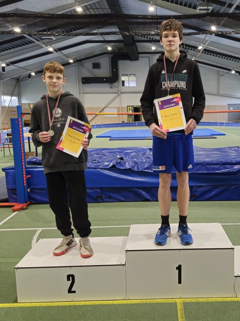 U16 tāllēkšanas zēnu pjedestāls