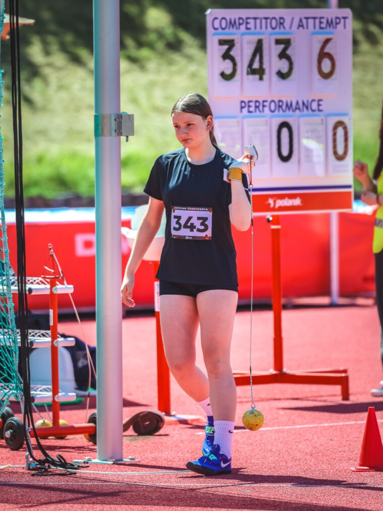 Meitene gatavojas startēt