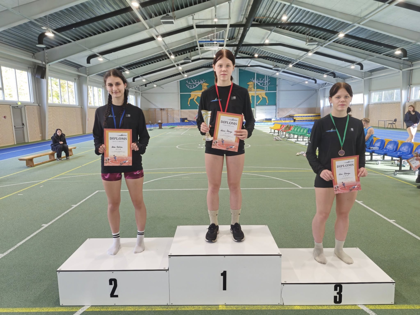 Jaunie sportisti uz pjedestāla 