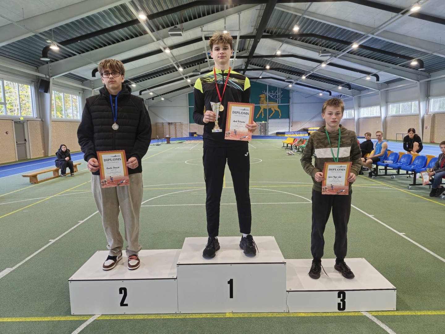 Jaunie sportisti uz pjedestāla 