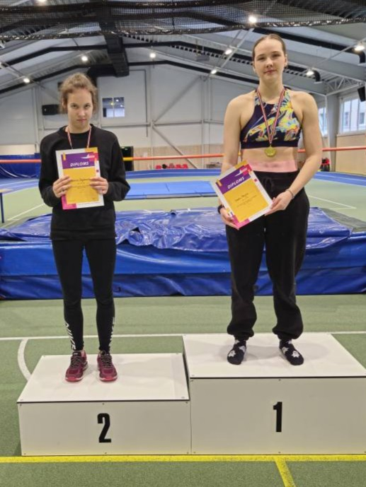 U18 metru skrējiena meiteņu pjedestāls