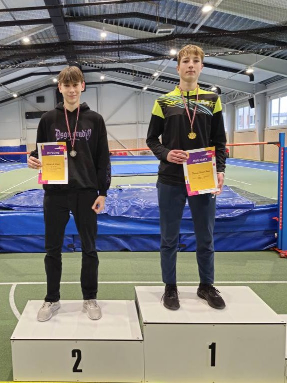 U18 800m skrējiena zēnu pjedestāls