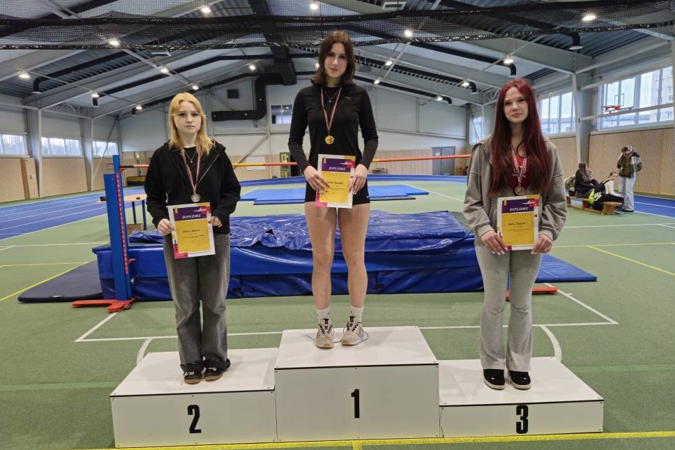 U18 augstlēkšanas meiteņu pjedestāls