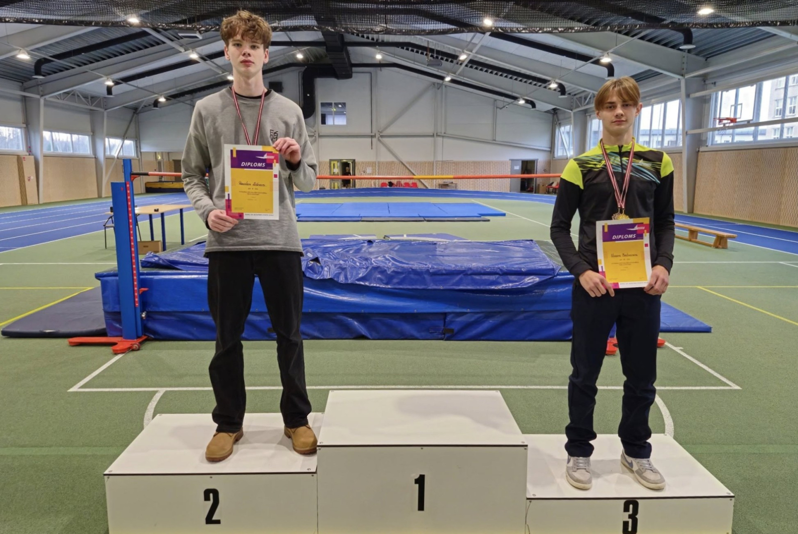 U18 augstlēkšanas zēnu pjedestāls