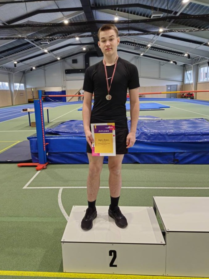 U18 lodes grūšanas zēnu pjedestāls