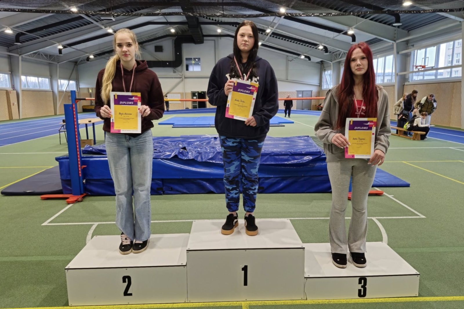 U18 lodes grūšanas meiteņu pjedestāls